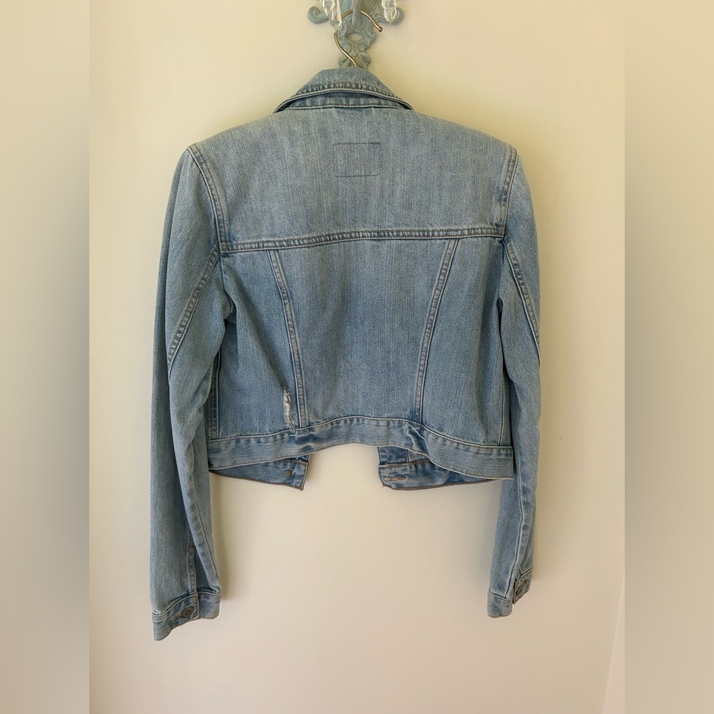 Early 2010s Hollister Light Wash Distressed Denim Jacket
Size: Medium
EUC - Picture 10 of 12